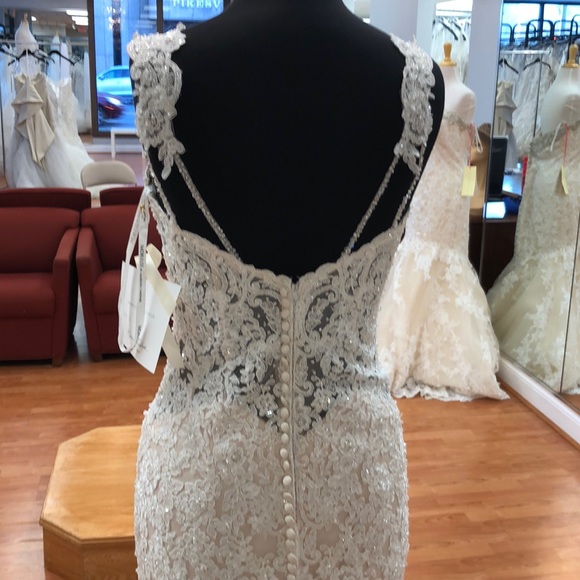 ⭐️SOLD⭐️ Ivory-champagne wedding gown with faux pearls - Picture 5 of 8